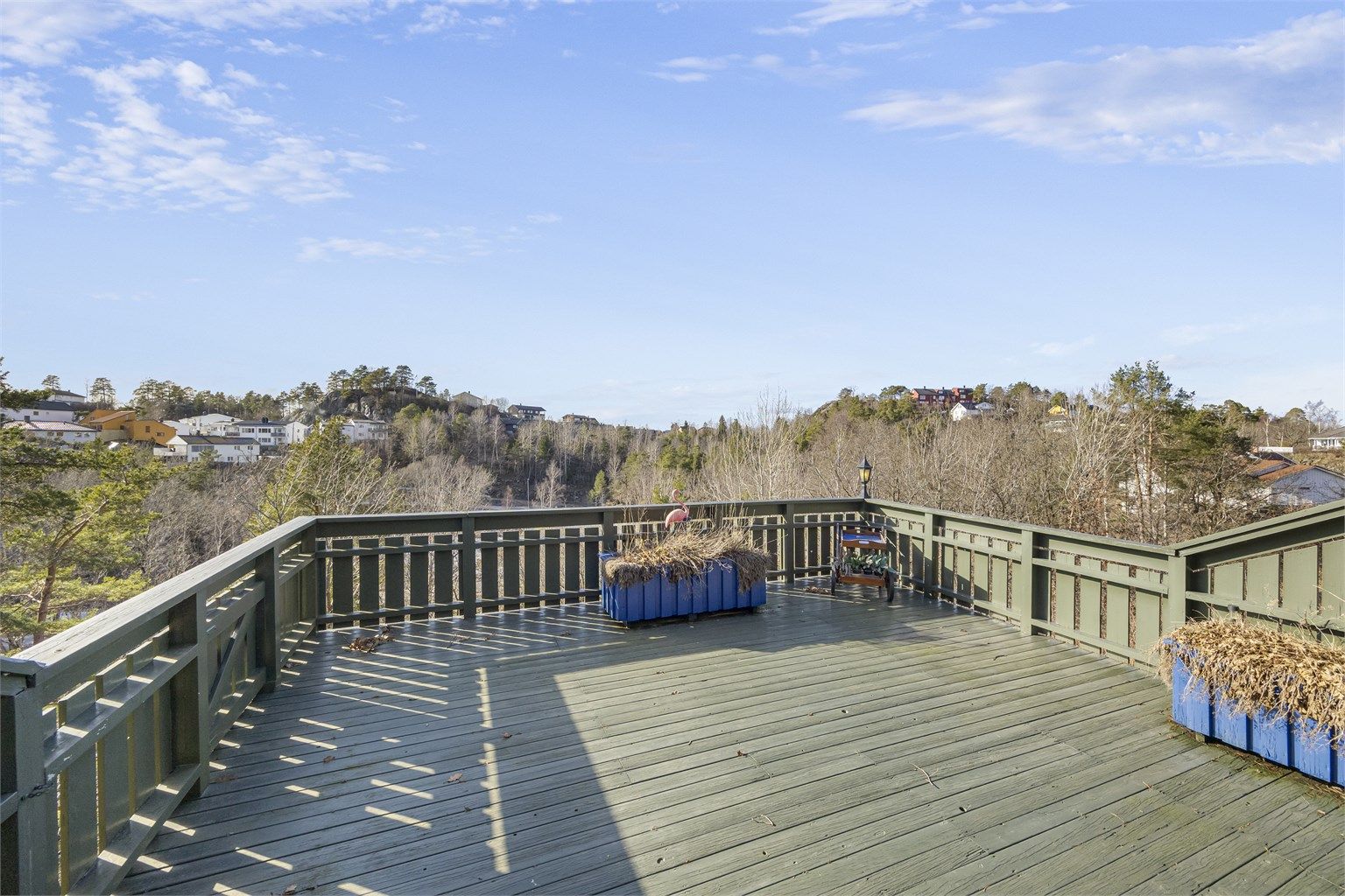 Fra terrassen har man utsikt over nærområdet.