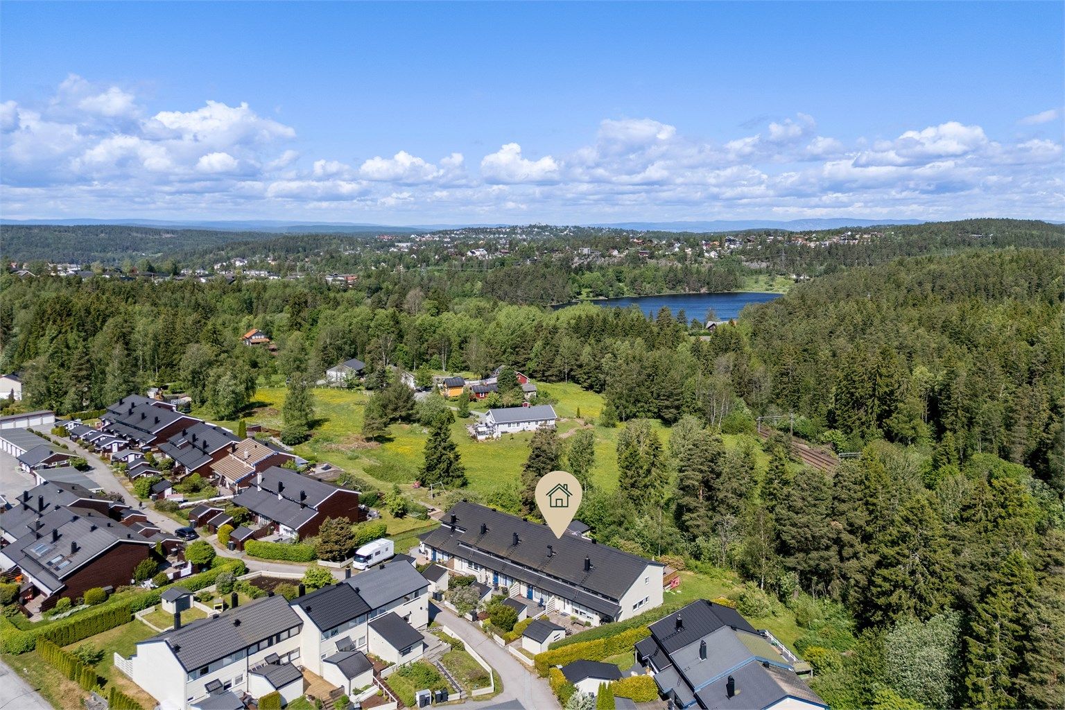 Sentral, men rolig og tilbaketrukken beliggenhet. Kun ca. 300 meter til togstasjon med hyppige avganger til bl.a. Oslo og Ski