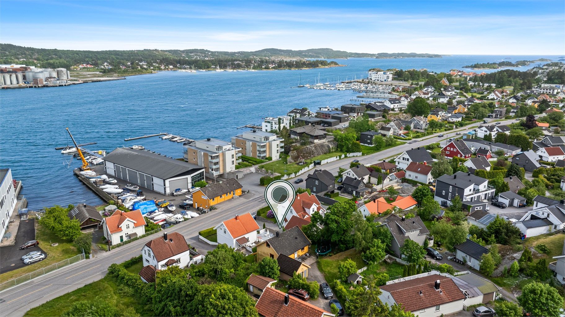 Eiendommen ligger i et veletablert og hyggelig boligområde på Hystad, like sør for sentrum.