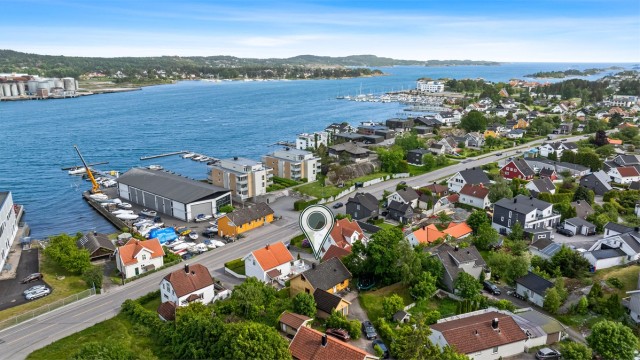 Eiendommen ligger i et veletablert og hyggelig boligområde på Hystad, like sør for sentrum.
