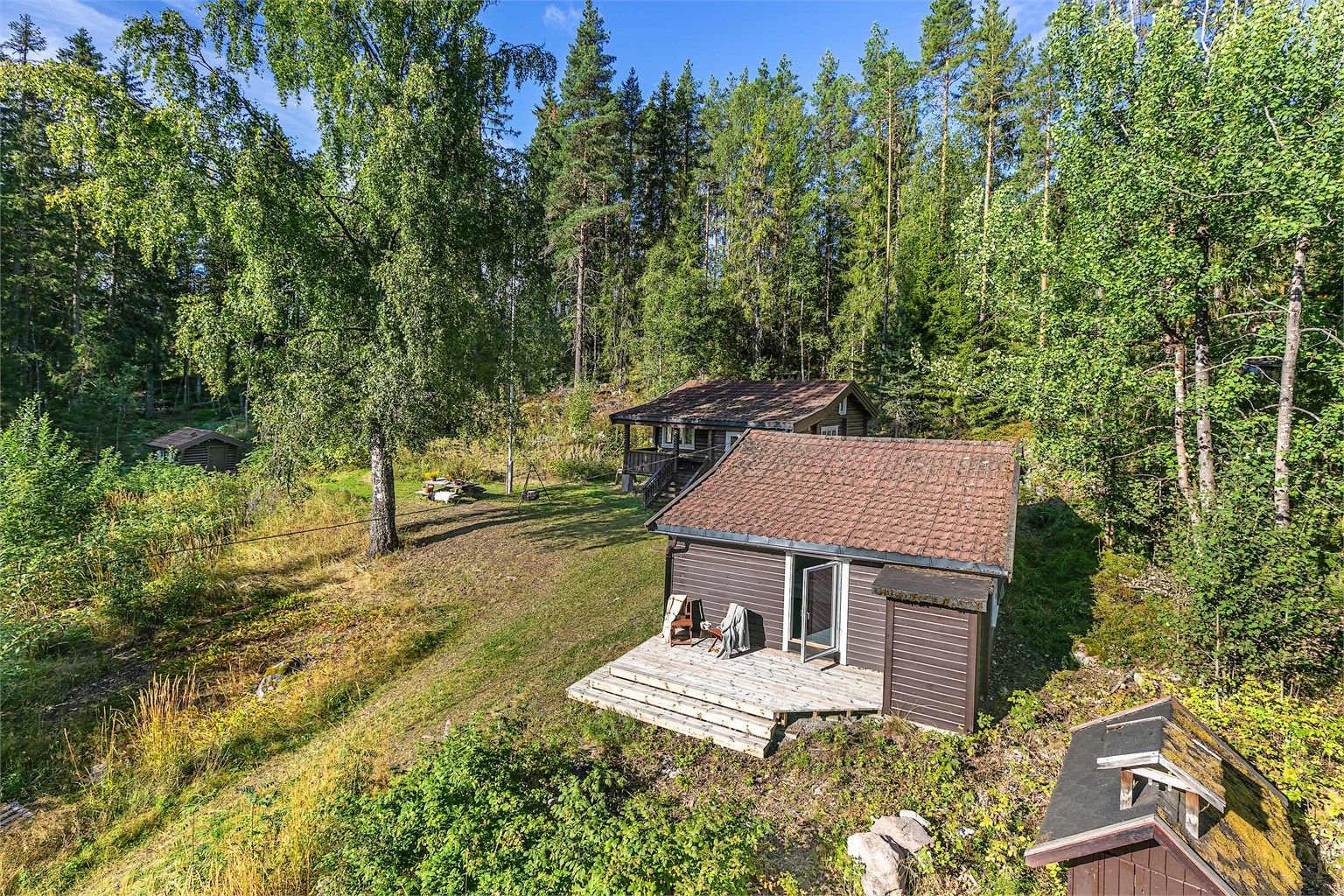 Stor naturtomt på 3,8 mål med bålpanne og tilgang til brygge ved Harestuvannet.