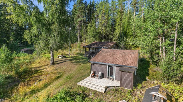 Stor naturtomt på 3,8 mål med bålpanne og tilgang til brygge ved Harestuvannet.