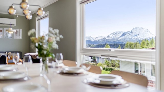 Utsikten kan nytes fra flere steder i rommet