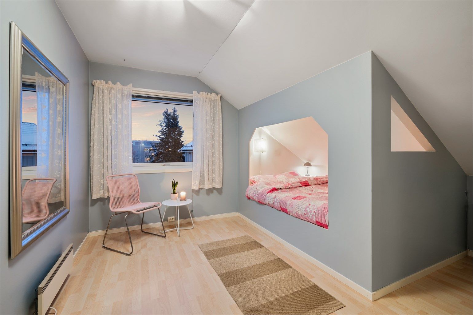 Loftsetasjen har videre tre romslige soverom med flere bruksalternativer. Dette soverommet måler 14 kvm. 