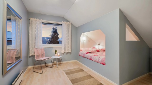 Loftsetasjen har videre tre romslige soverom med flere bruksalternativer. Dette soverommet måler 14 kvm.