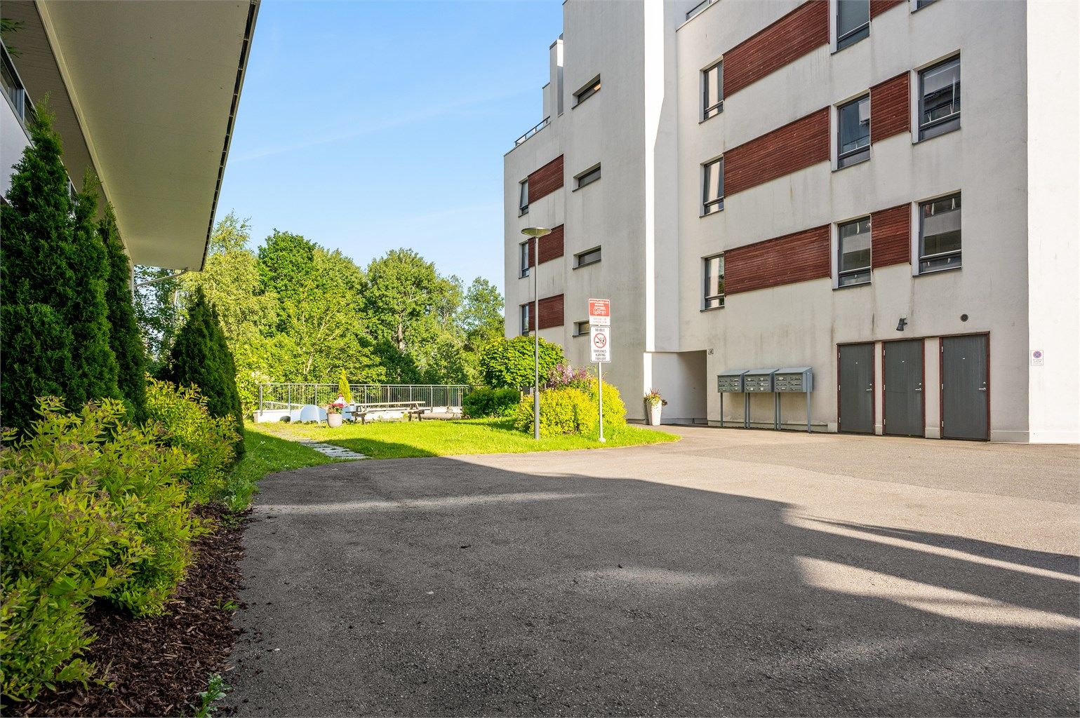 Sameiets fellesareal. Lekeplass og sosial sone i midten. 