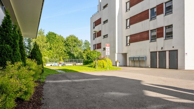 Sameiets fellesareal. Lekeplass og sosial sone i midten.