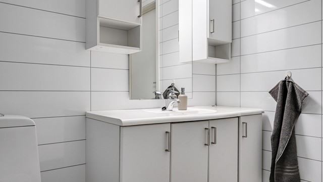 Her er det servant med baderomsinnredning, toalett og dusjkabinett, samt opplegg for både vaskemaskin og tørketrommel.
