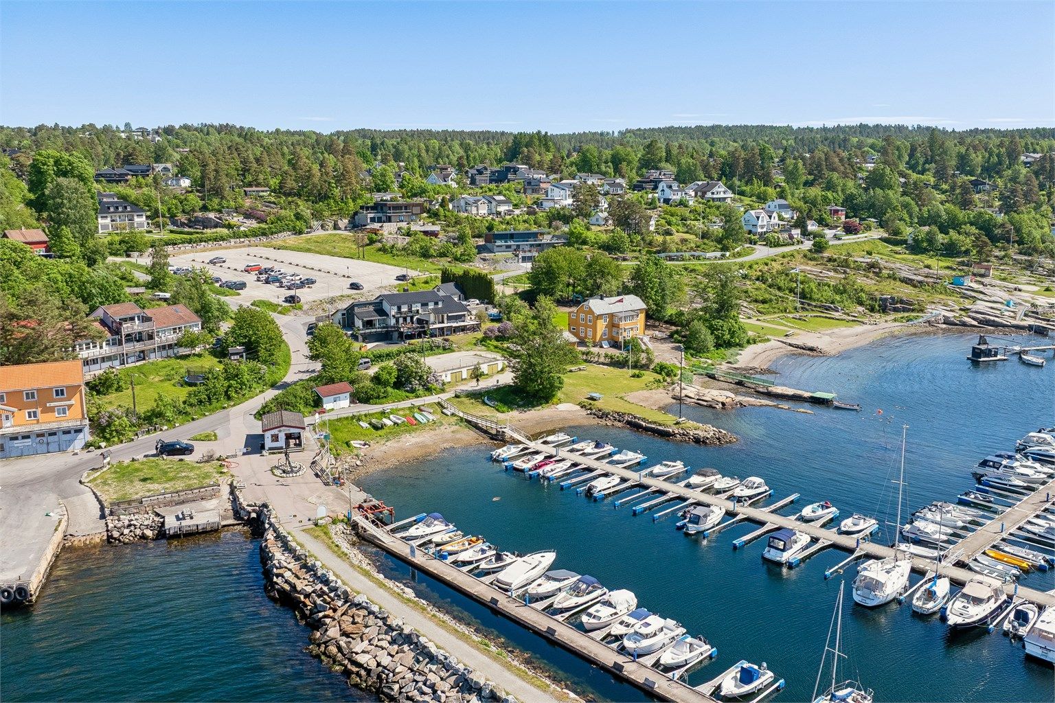 Eiendommen ligger i et meget attraktivt og etablert boligområde sentralt på Fagerstrand. Fagerstrand har flere barnehager, barneskole og ungdomsskole like i nærheten.  Foto: Per Oscar Skjellnan v/Efkt 