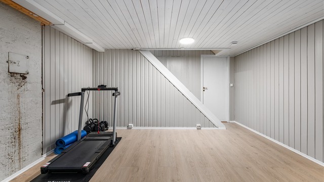 Dette over 20 kvm. store kjellerrommet er nylig pusset opp. På gulvet er det lagt laminat, panel på vegger og himling er malt.
