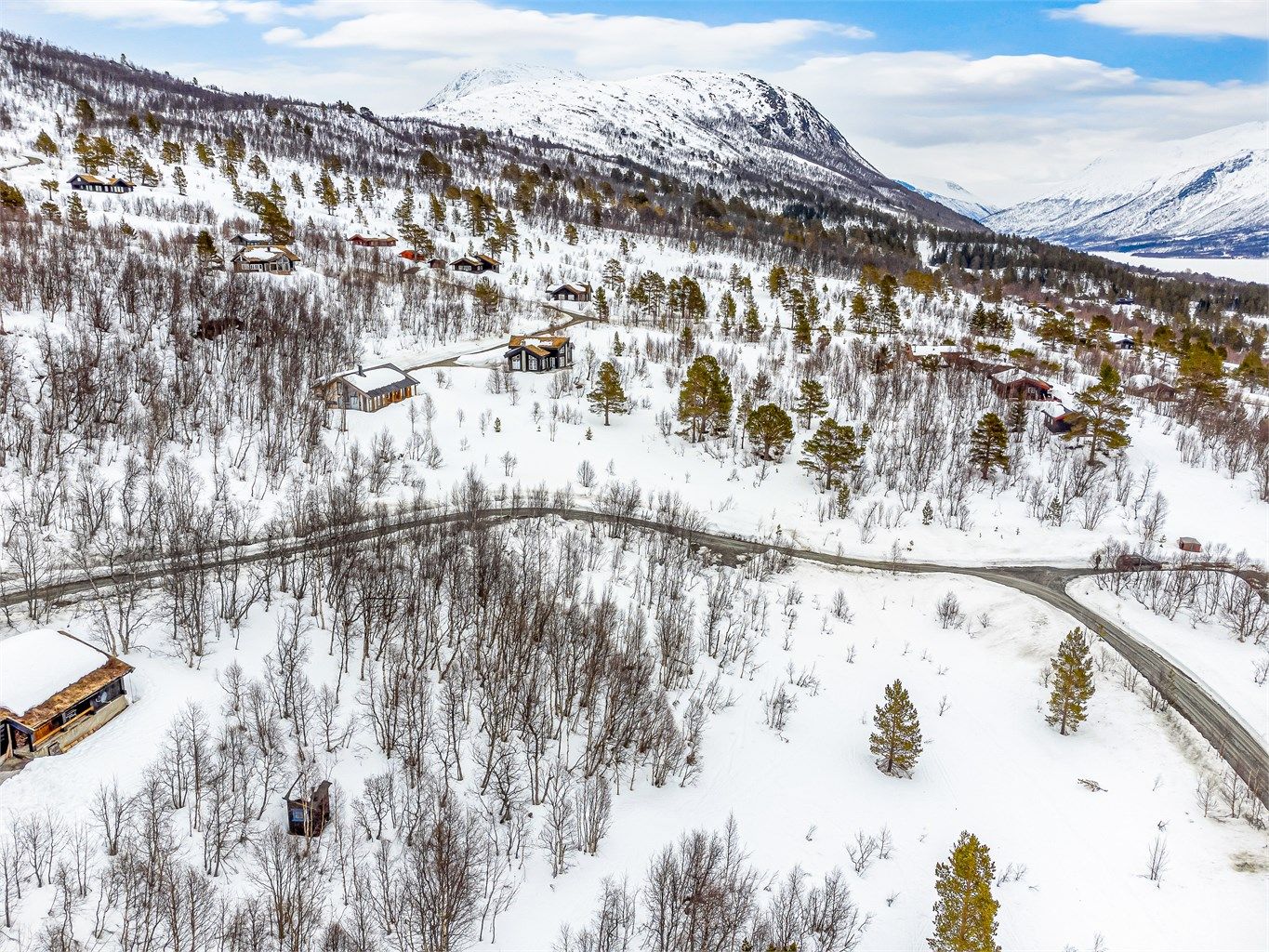 Eiendommen ligger i et fjellrikt område med store fjellkjeder og dype daler, som gir flotte muligheter for fjellturer, klatring og skiturer om vinteren.