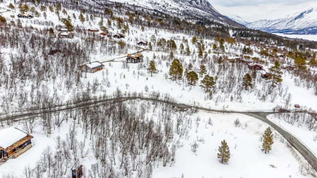 Eiendommen ligger i et fjellrikt område med store fjellkjeder og dype daler, som gir flotte muligheter for fjellturer, klatring og skiturer om vinteren.