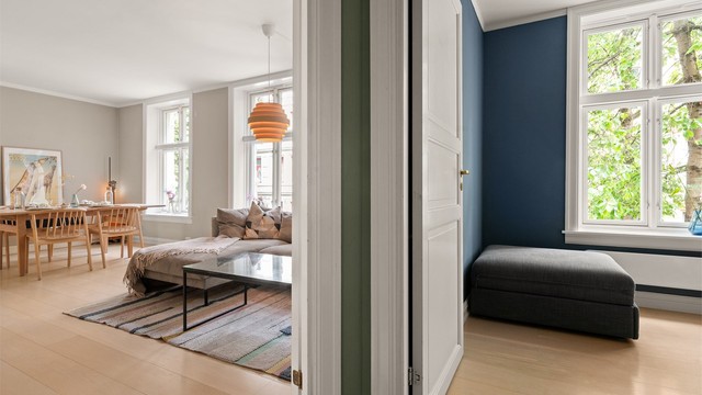 Leilighetens andre soverom ligger vegg-i-vegg med stuen.