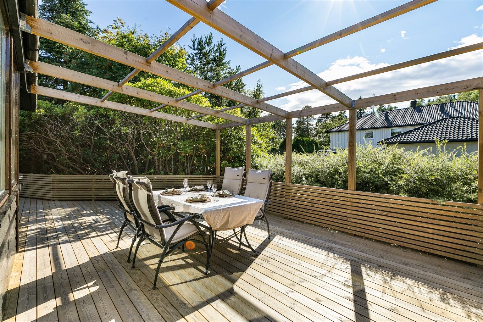 Solforholdene på tomten er meget gode, sommerstid frem til sen kveld.