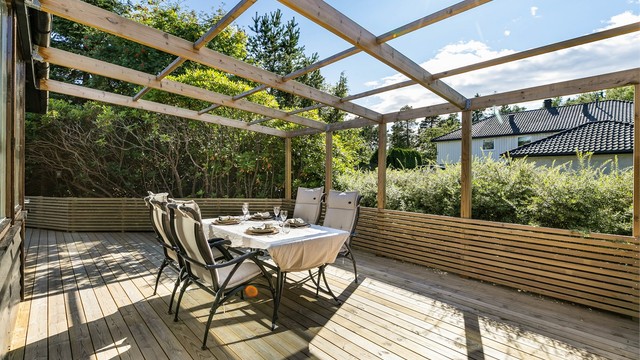 Solforholdene på tomten er meget gode, sommerstid frem til sen kveld.