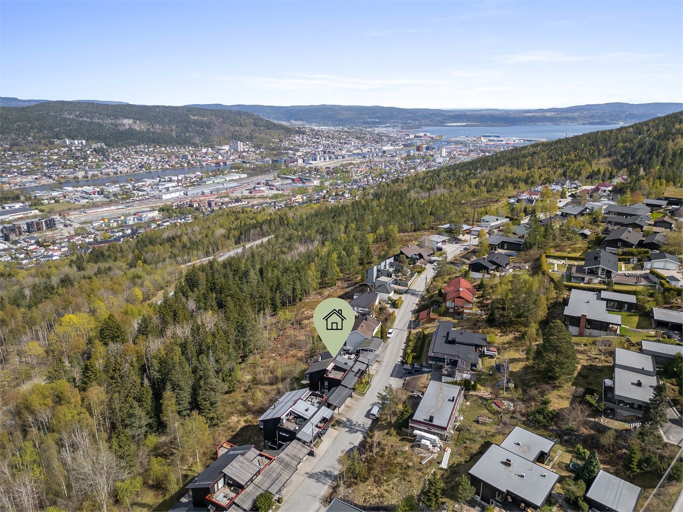 Boligen ligger i et etablert og rolig boligfelt, men Drammen sentrum er bare en kort kjøretur unna.