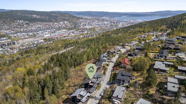 Boligen ligger i et etablert og rolig boligfelt, men Drammen sentrum er bare en kort kjøretur unna.