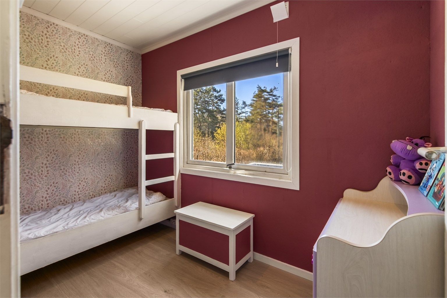 Hytta har tre soverom som gir fleksible soveplasser for familie og gjester.