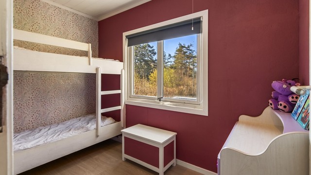 Hytta har tre soverom som gir fleksible soveplasser for familie og gjester.