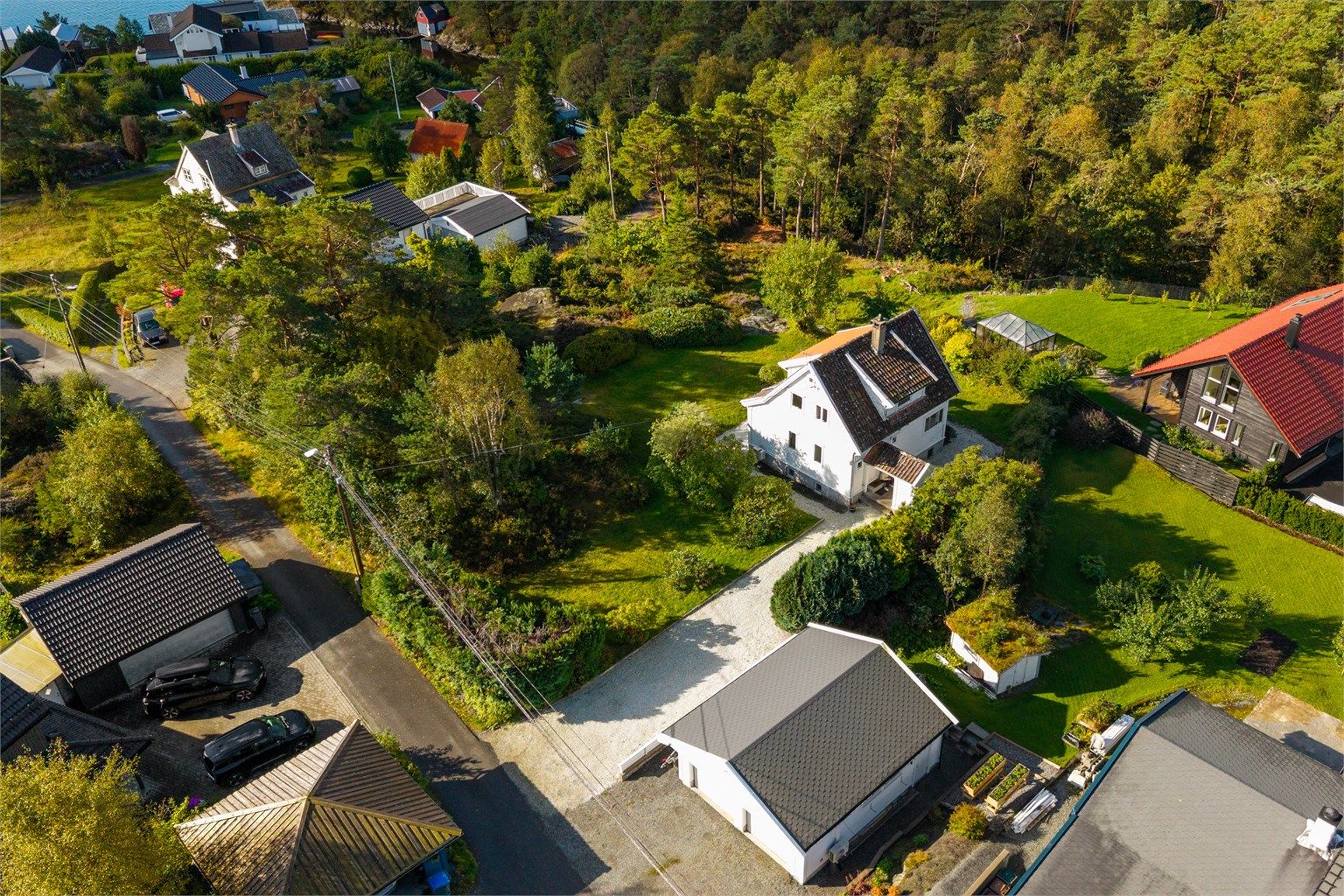 Dagligvarebutikk, skole og barnehage finnes innen rimelig avstand.