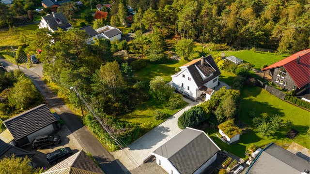 Dagligvarebutikk, skole og barnehage finnes innen rimelig avstand.