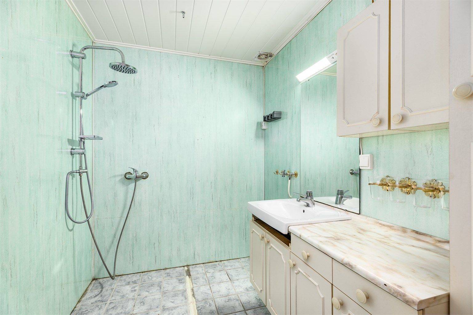 Av badet må det påregnes en helhetlig fornying/renovering.