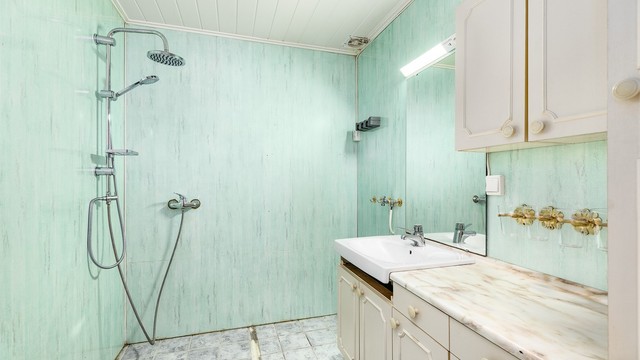Av badet må det påregnes en helhetlig fornying/renovering.