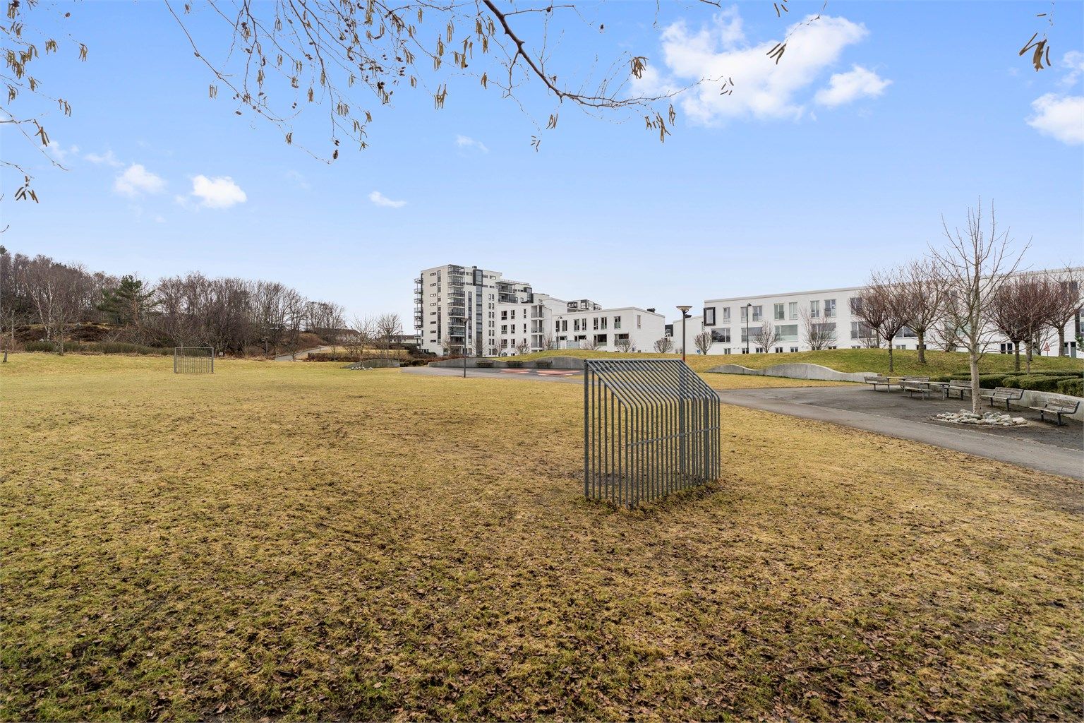 Flere grøntområder og rekreasjonsmuligheter, som Breivikparken, ligger i nærheten.