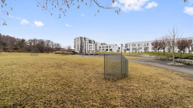 Flere grøntområder og rekreasjonsmuligheter, som Breivikparken, ligger i nærheten.