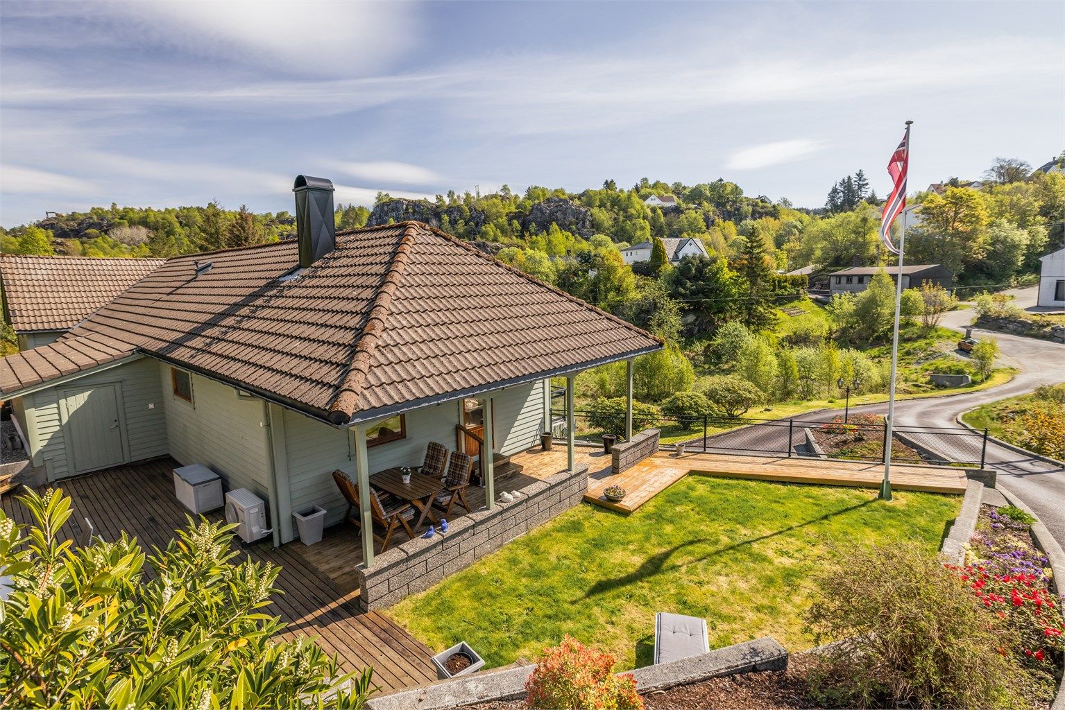 Nydelig opparbeidet hageanlegg med plenareal og beplantning. Stor og herlig terrasse med utgang fra stue. 