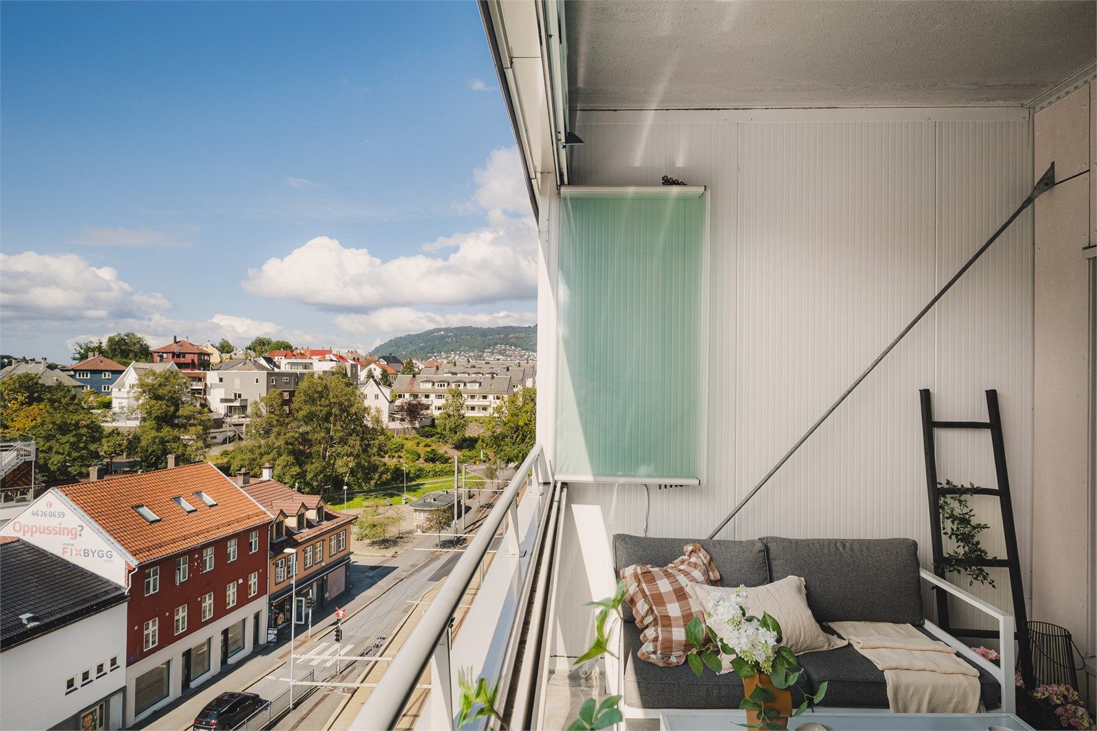 Den innglassede balkongen på 11 m² har gode solforhold og flott utsikt mot Løvstakken.