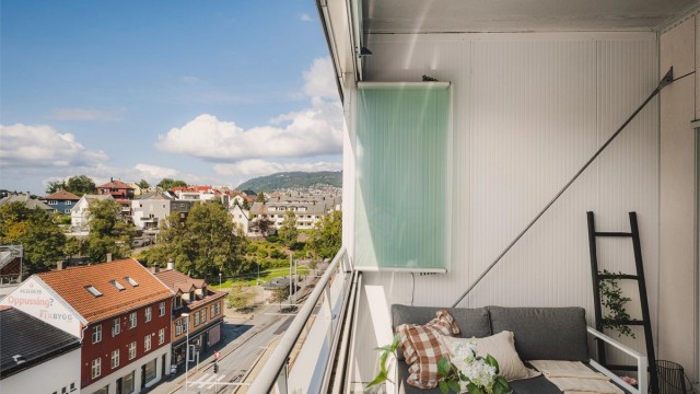 Den innglassede balkongen på 11 m² har gode solforhold og flott utsikt mot Løvstakken.