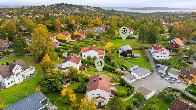 Nabolaget består hovedsakelig av familier med barn i alle aldre. Stort og grønt fellesområde for lek og ballspill. Her samles venner og naboer til felles 17. mai feiring