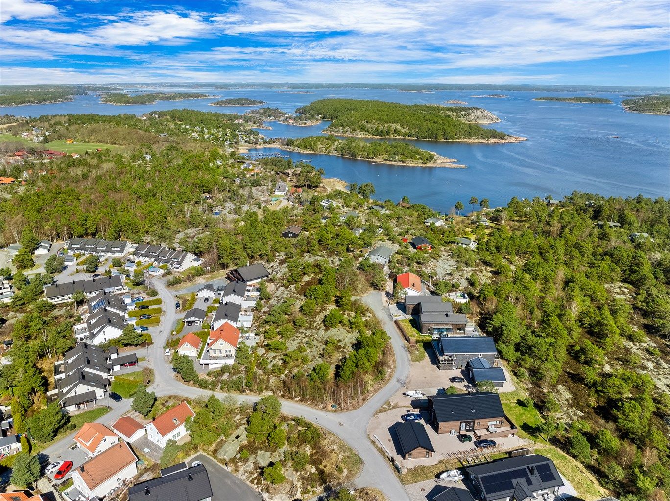 Tomtene ligger fint plassert i et godt etablert bomiljø på Asmaløy.