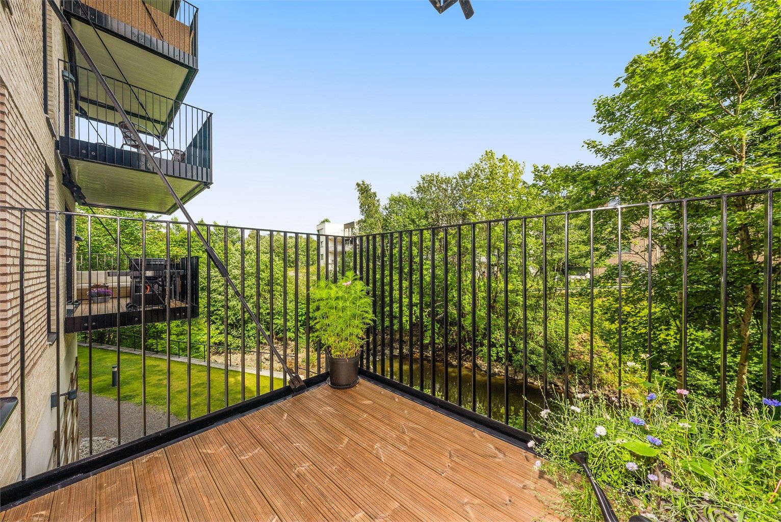 Også denne balkongen har terrassebord, utebelysning og stikkontakt.