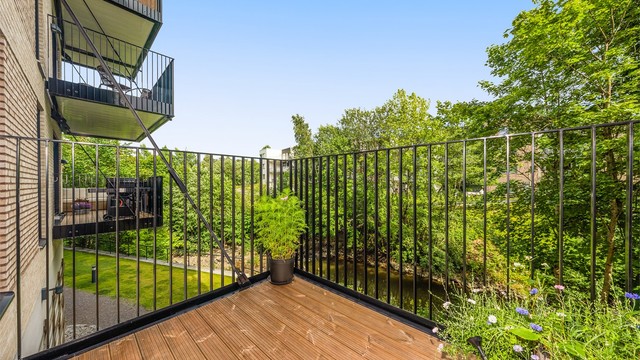 Også denne balkongen har terrassebord, utebelysning og stikkontakt.