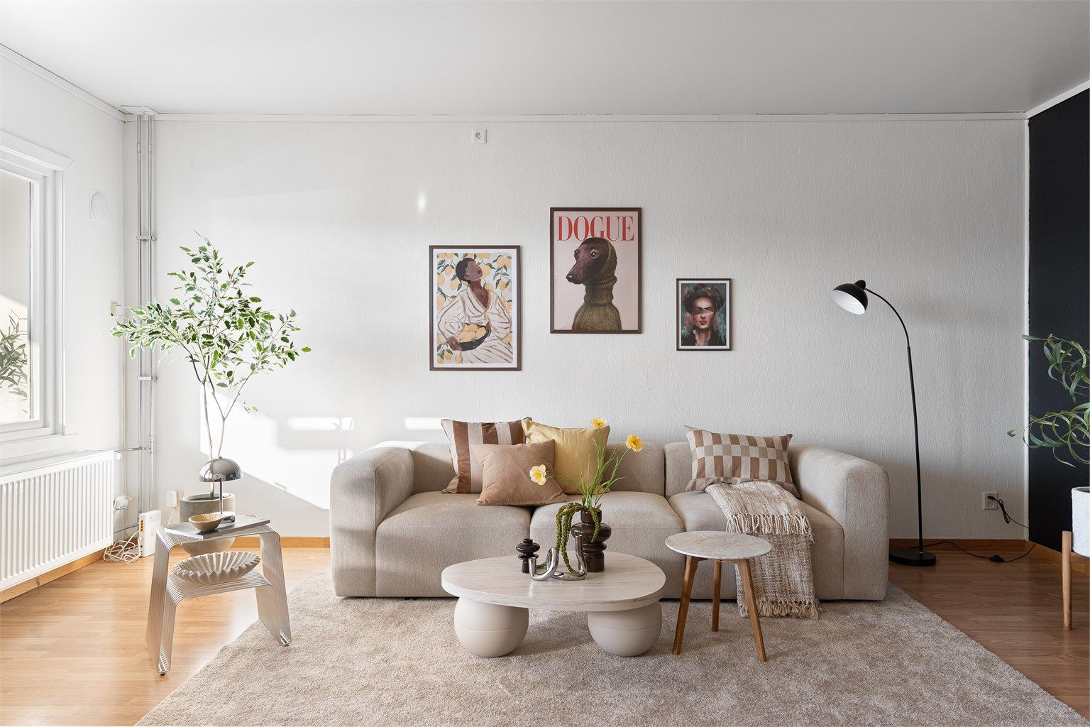 - Romslig stue med god plass til en koselig sofakrok -