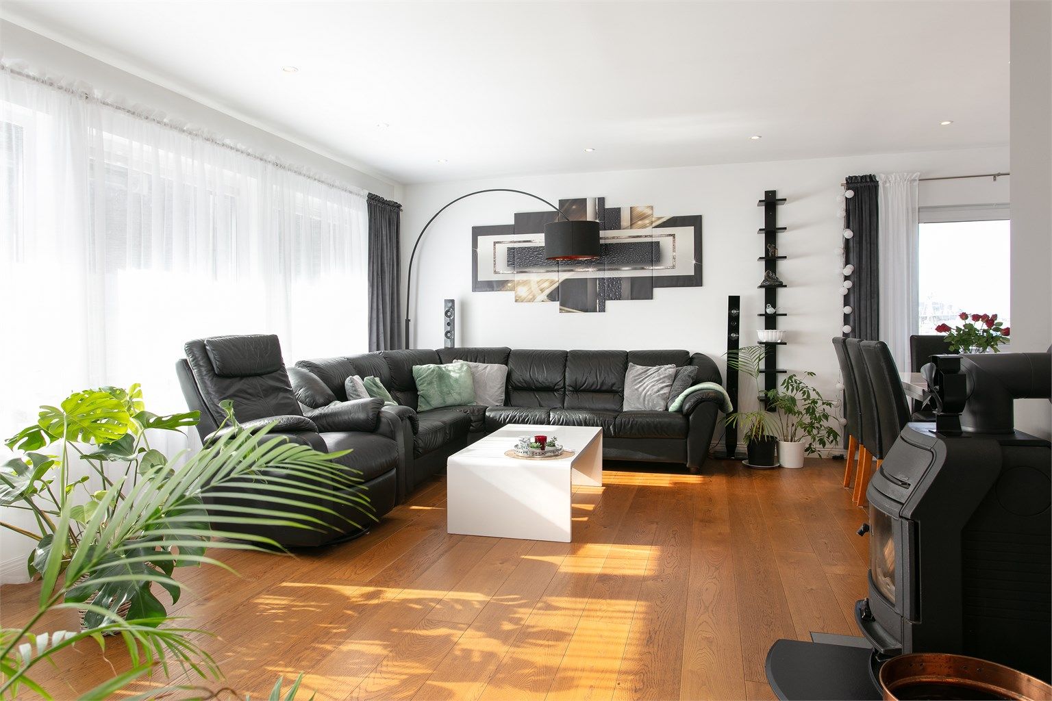 Stue i hovedetasjen med peisovn som gir en lun og hyggelig atmosfære