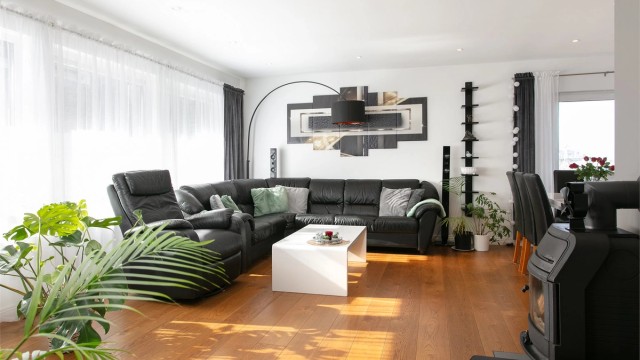 Stue i hovedetasjen med peisovn som gir en lun og hyggelig atmosfære