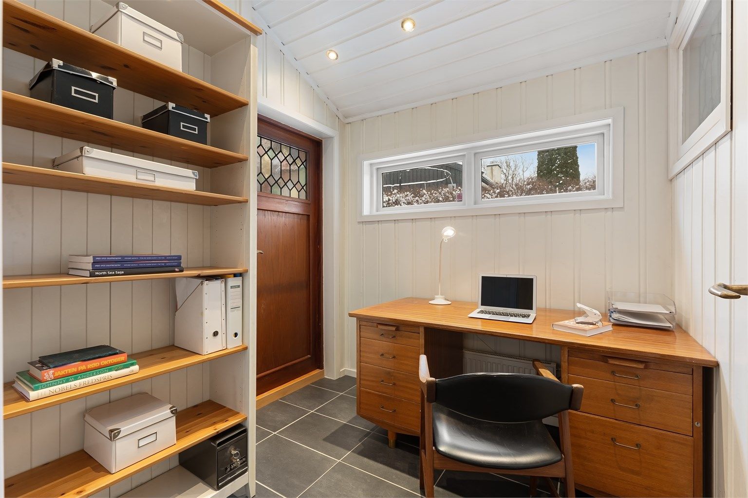 Kontoret har gode lysforhold og plass til oppbevaring.