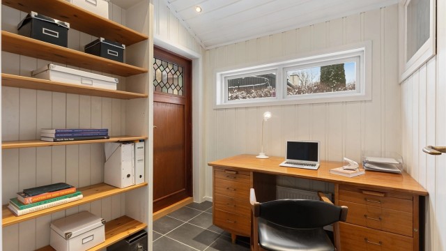 Kontoret har gode lysforhold og plass til oppbevaring.