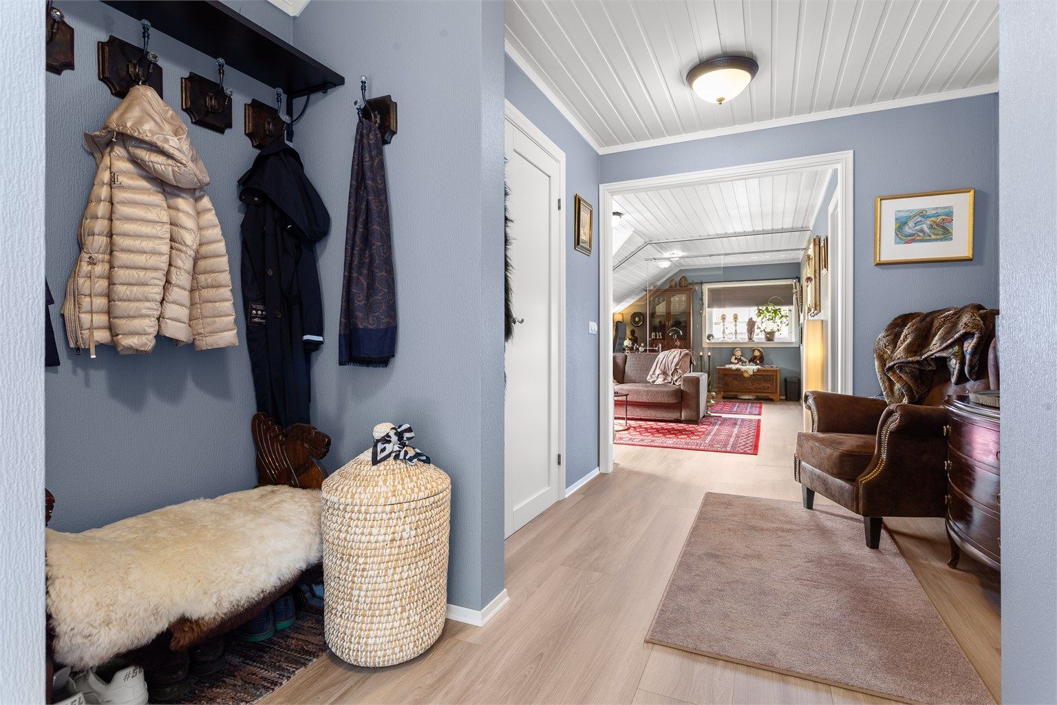 Fra entréen ledes du videre inn i leilighetens private og sosiale soner.