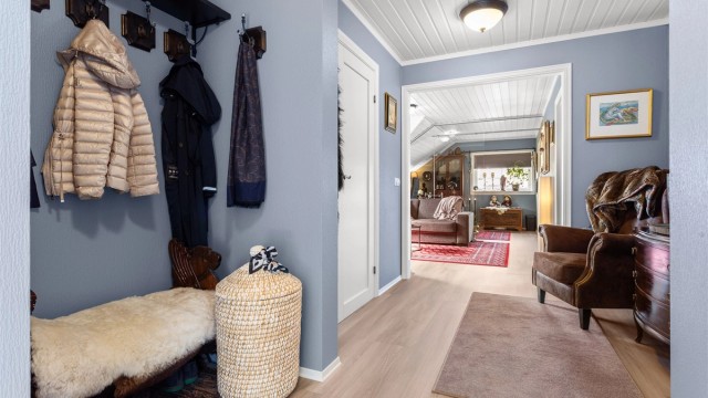 Fra entréen ledes du videre inn i leilighetens private og sosiale soner.