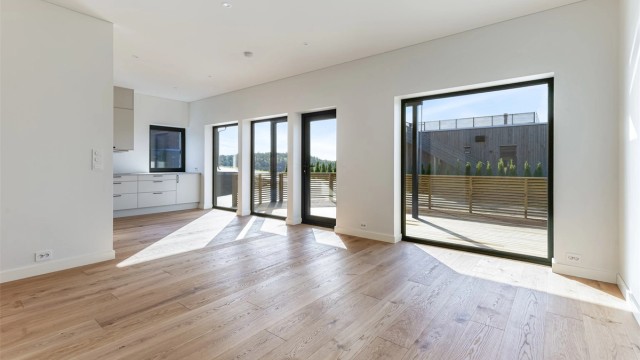 Stor stue med åpen løsning til kjøkken.