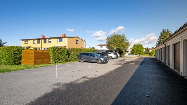 Det tilhører en garasjeplass og en utvendig parkeringsplass til boligen