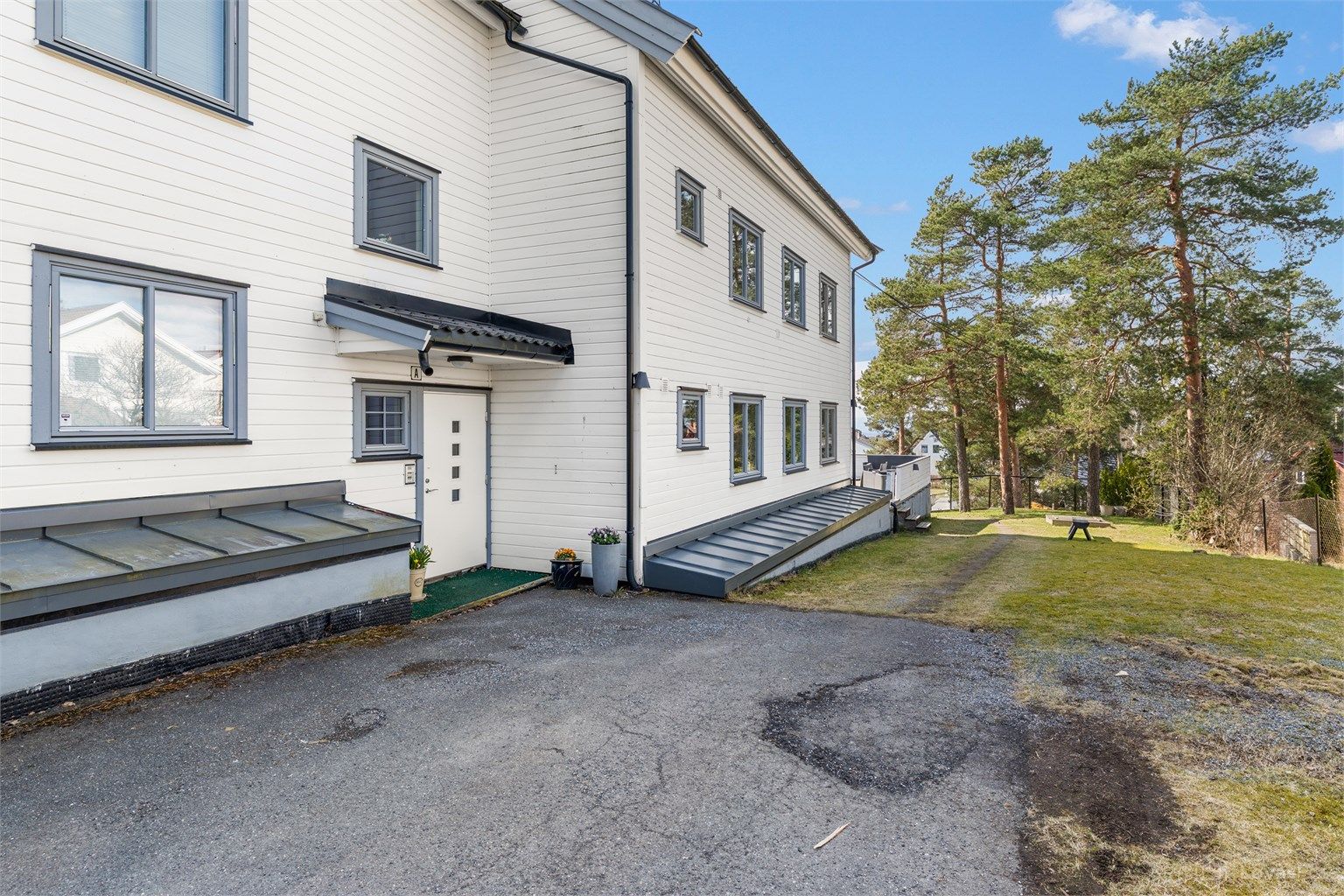 Fasade sett mot inngangspartiet.