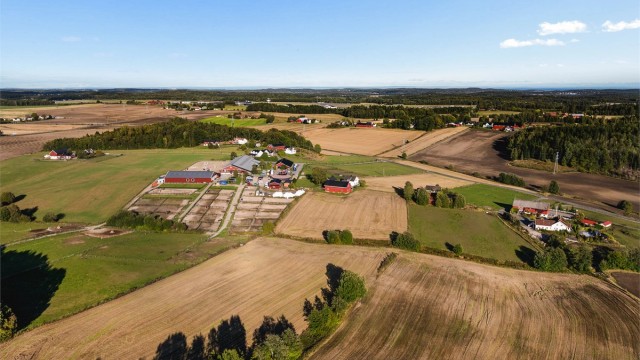 Nabogården: Stall Bergan, et av Norges ledende treningsmiljøer innen sprangridning og base for flere av landets beste sprangryttere.