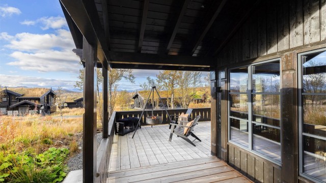 Deler av uteplassen er takoverbygget