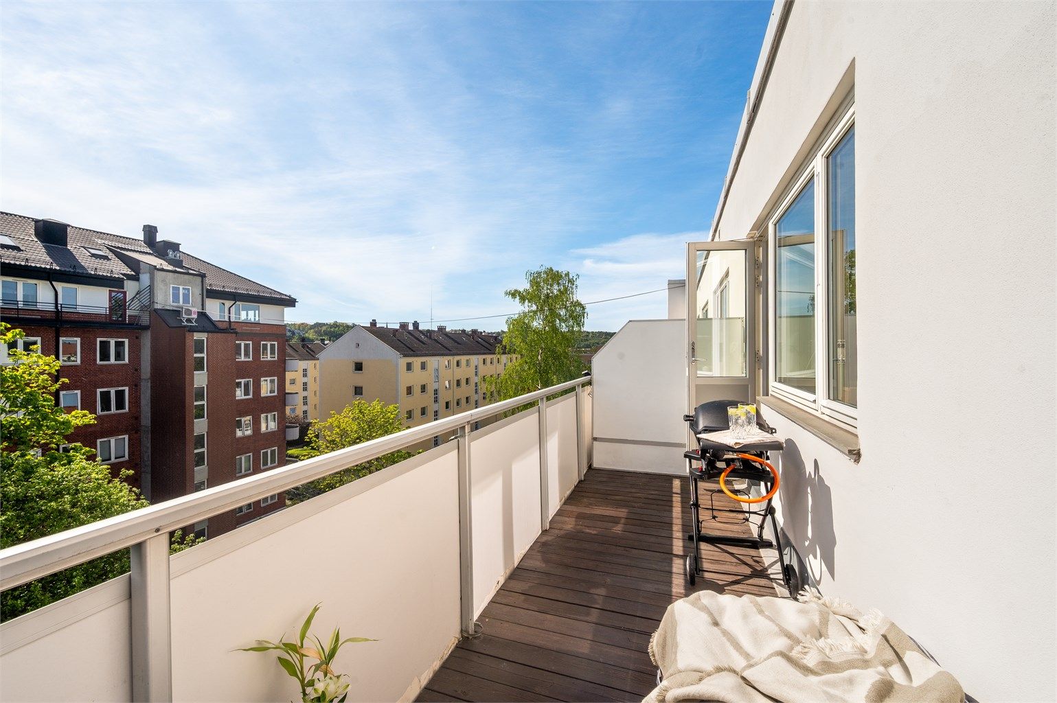 Velkommen ut i solen! Fra stuen kommer man ut til boligens sydøstvendte balkong på ca. 8,5 kvm. Om sommeren brukes balkongen som en del av stuen.