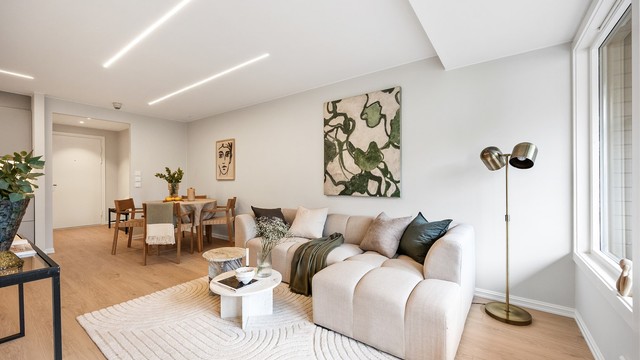 Stuen har en åpen planløsning med plass til både sofagruppe og spisebord.